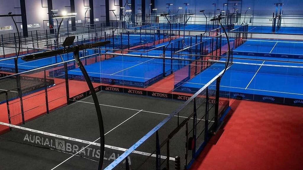 Aurial Padel Bratislava – 12 indoor padel kurtov na Bajkalskej ulici, najväčšie centrum v SR