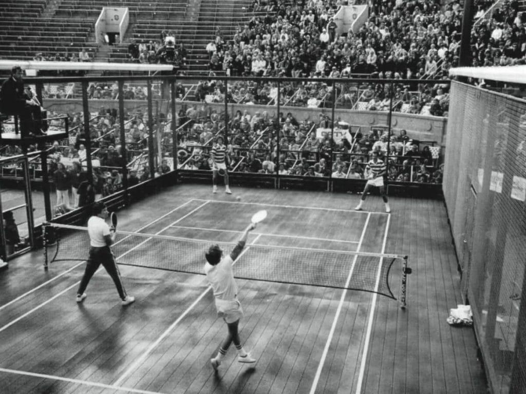 Prvý padelový kurt v Európe v Marbella Clube v Španielsku, ktorý ako prvý použil bočné pletivové steny namiesto múrov.