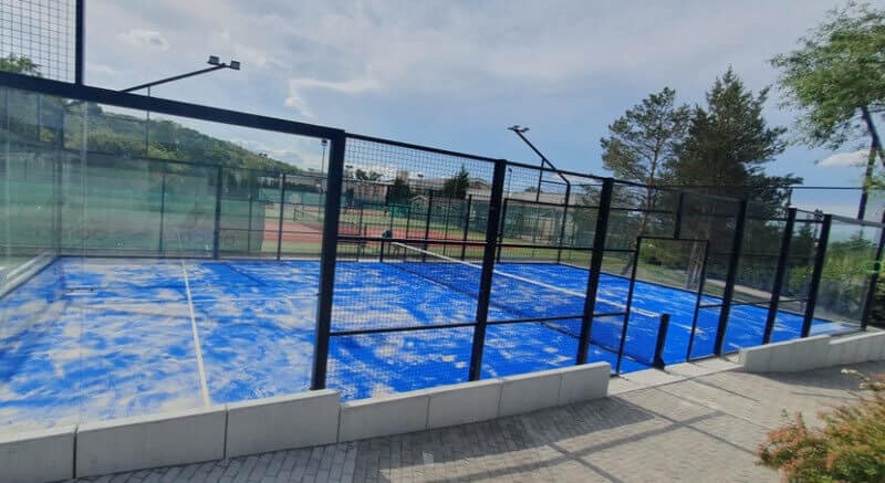 Prémiové padelové ihrisko v Penati Club Bratislava Dúbravka, určené pre náročných hráčov a partnerov siete NA PADEL.