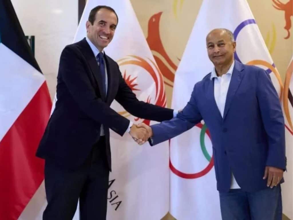 Slávnostné podanie rúk FIP a OCA, potvrdzujúce oficiálne zaradenie padelu do programu Ázijských hier 2030 a 2034.